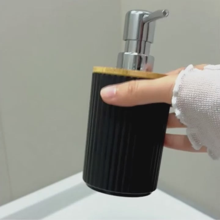 Video som visar tvålpumpen ur badrumssetet i 6 delar i användning